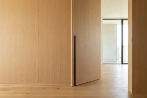 Porta interna in legno chiaro