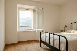 Finestra in PVC bianco in una camera da letto
