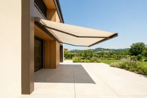 Tenda da sole a bracci estesa su un terrazzo